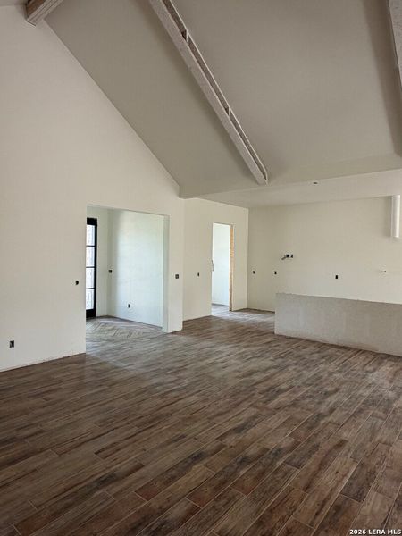 Spacious, unfurnished interior of a new home in , Canyon Lake (Image 6).