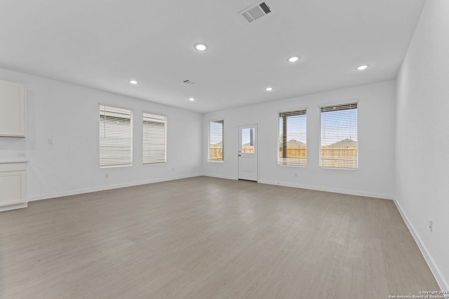 Spacious, unfurnished interior of a new home in Voss Farms, New Braunfels (Image 11).