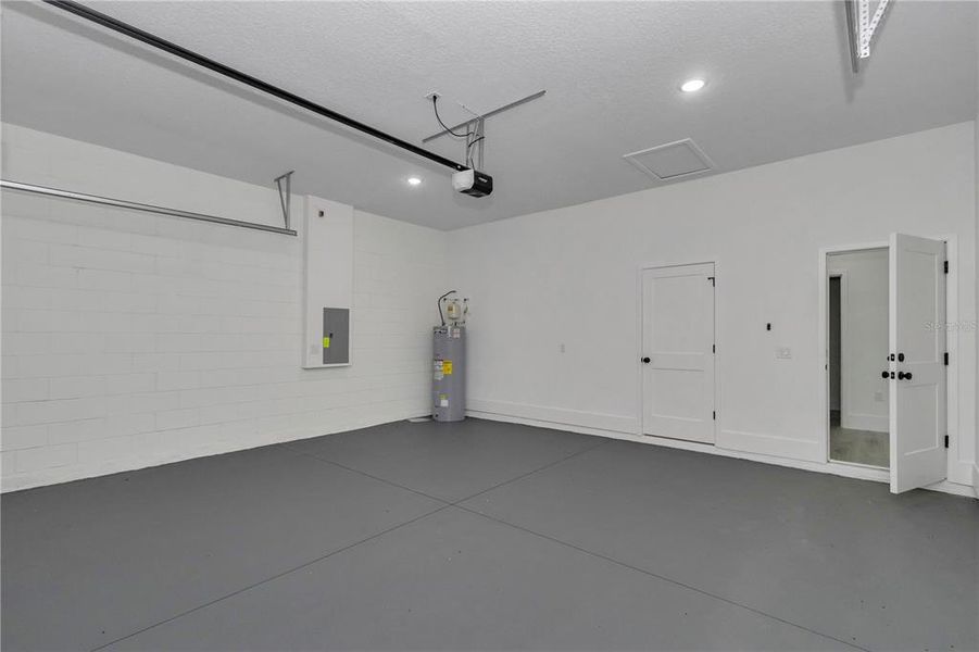 Spacious, unfurnished interior of a new home in , Dunnellon (Image 39).