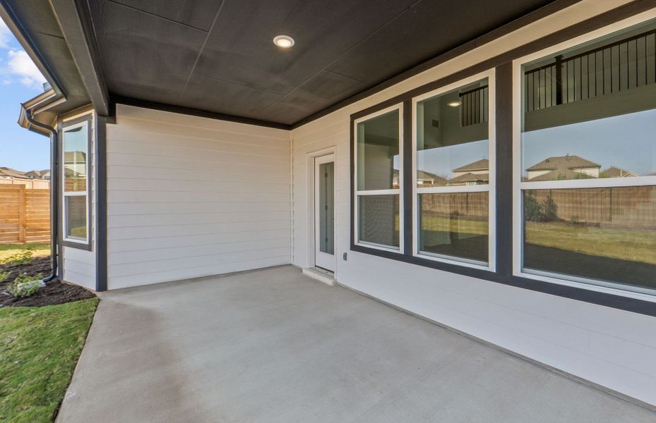 Exterior details and patio area of a home in Horizon Lake, Leander (Image 30).