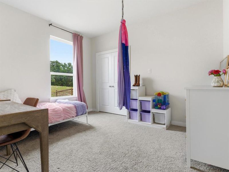 Additional bedroom ideal for guests, family, or flexible use.