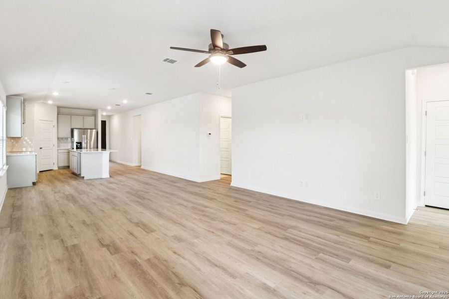 Spacious, unfurnished interior of a new home in Catalina, Converse (Image 20).