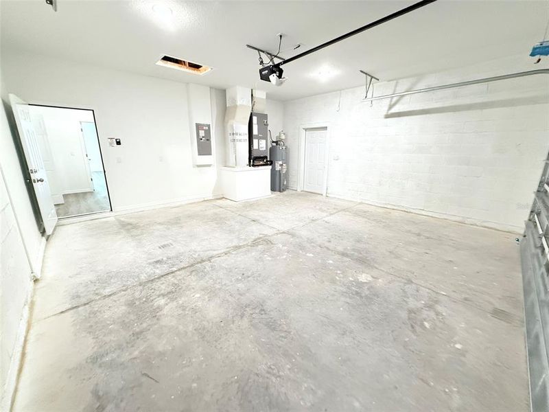 Spacious, unfurnished interior of a new home in , North Port (Image 9).