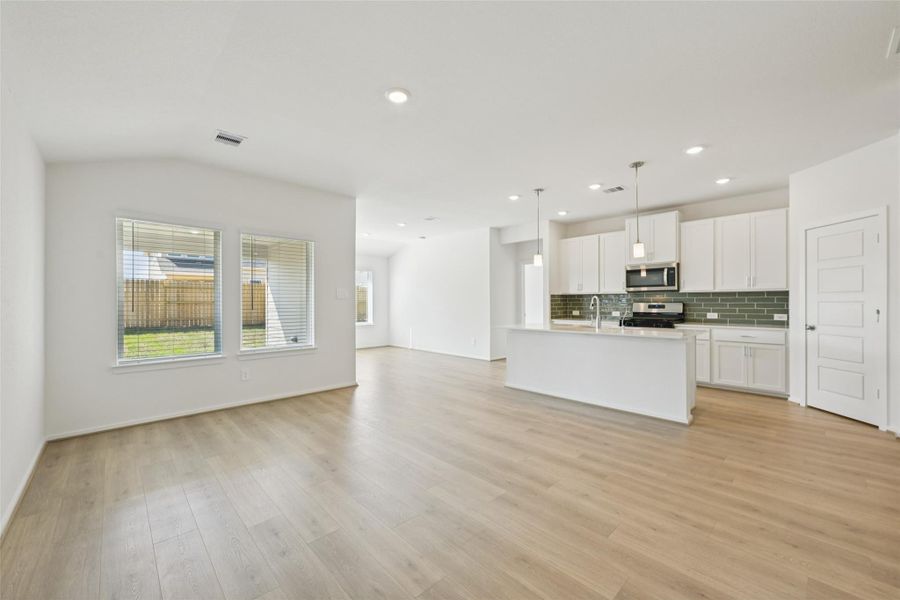 Photo is not of the actual home, but is an inspirational photo of builder’s model home and may depict options, furnishings, and/or decorator features that are not included Photo is not of the actual home, but is an inspirational photo of builder’s model home and may depict options, furnishings, and/or decorator features that are not included