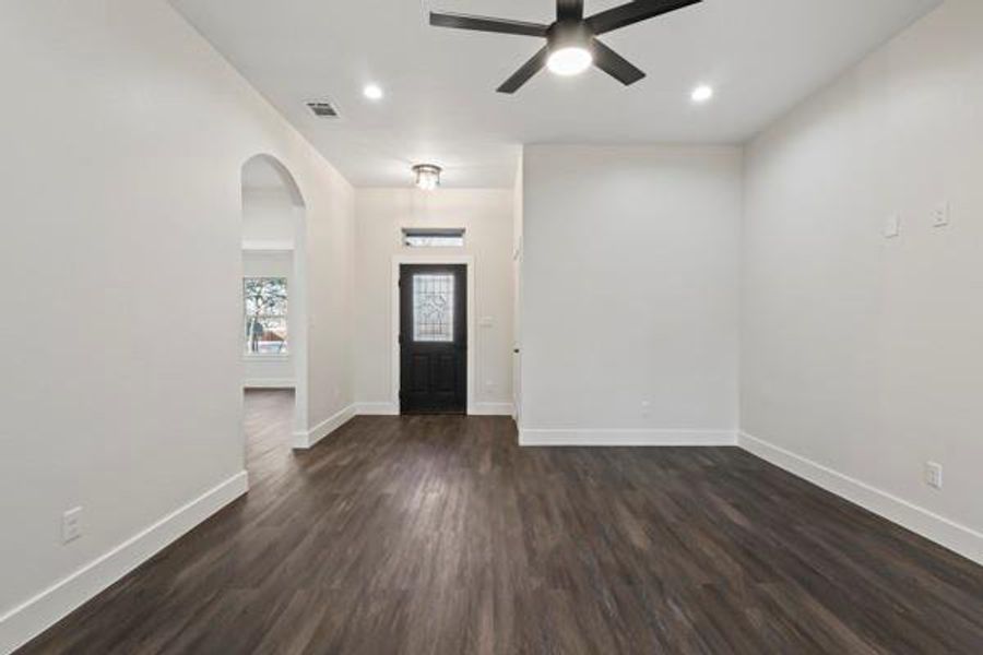 Spacious, unfurnished interior of a new home in , Celeste (Image 14).