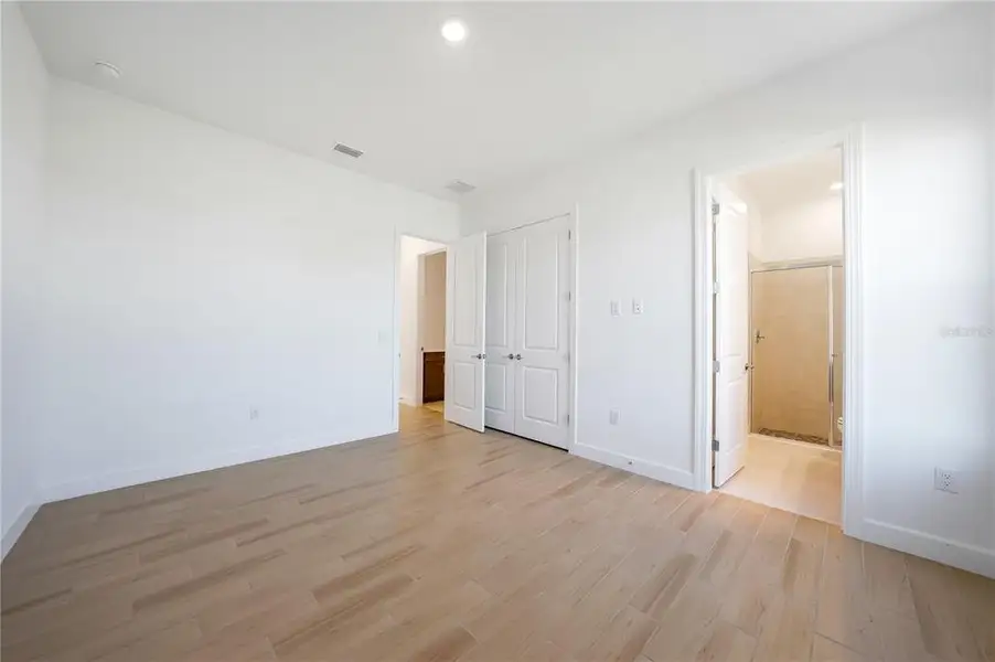Spacious, unfurnished interior of a new home in Esplanade at Skye Ranch, Sarasota (Image 34).