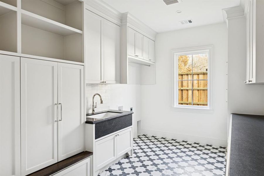 Furnished interior view inside a new home in , Colleyville (Image 10).