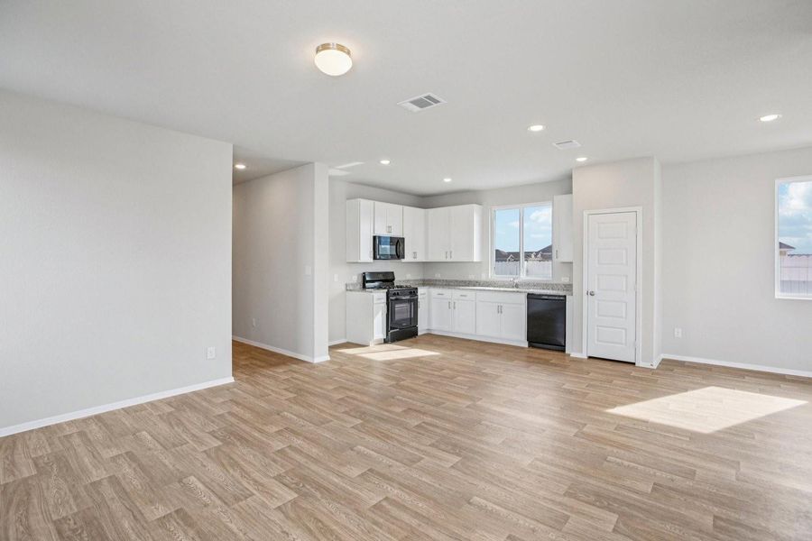 Spacious, unfurnished interior of a new home in Harvest Ridge, Elgin (Image 4).