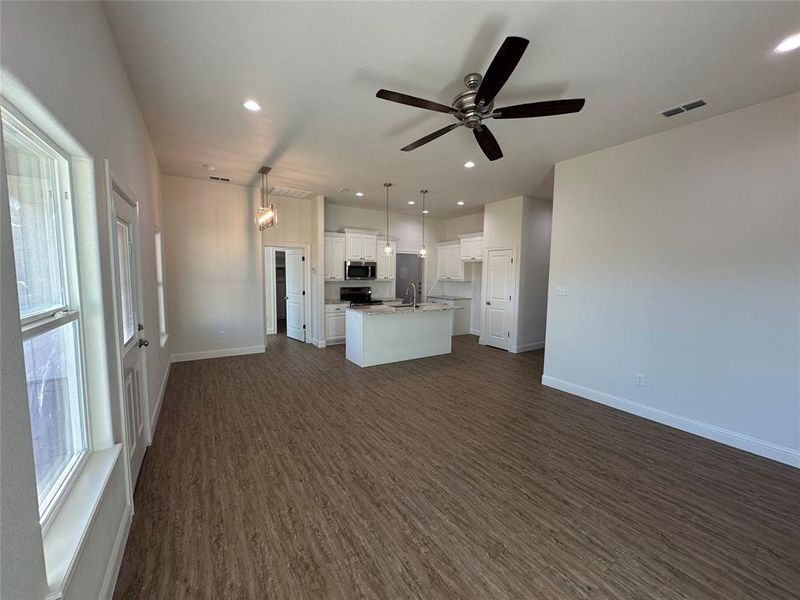 Spacious, unfurnished interior of a new home in , Abilene (Image 17).