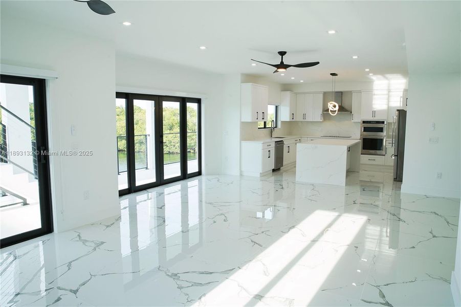Spacious, unfurnished interior of a new home in , Tavernier (Image 17).