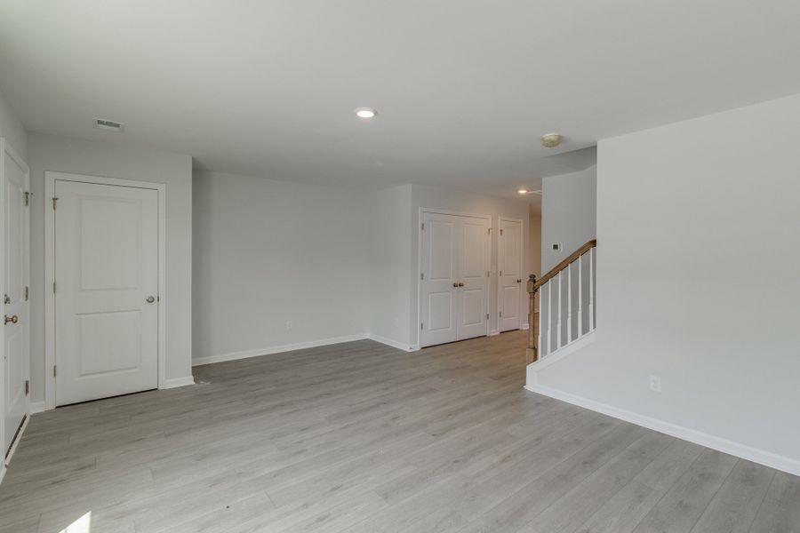 Spacious, unfurnished interior of a new home in Astoria, Columbia (Image 14).