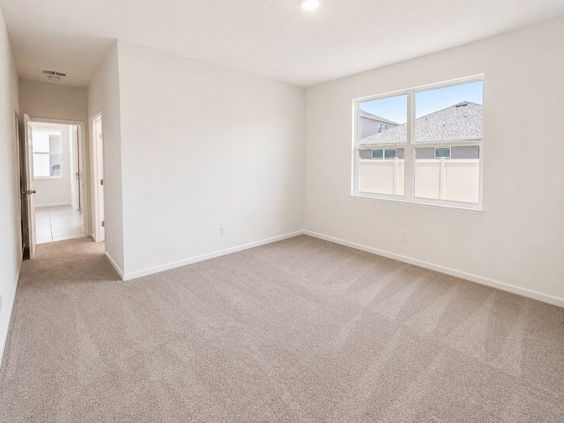 Spacious, unfurnished interior of a new home in St. Johns Preserve, Palm Bay (Image 4).