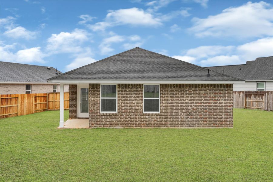 Exterior details and patio area of a home in Stonebrooke, Conroe (Image 4).