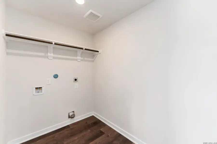 Spacious, unfurnished interior of a new home in Willow Point, San Antonio (Image 12). Spacious, unfurnished interior of a new home in Willow Point, San Antonio (Image 12).