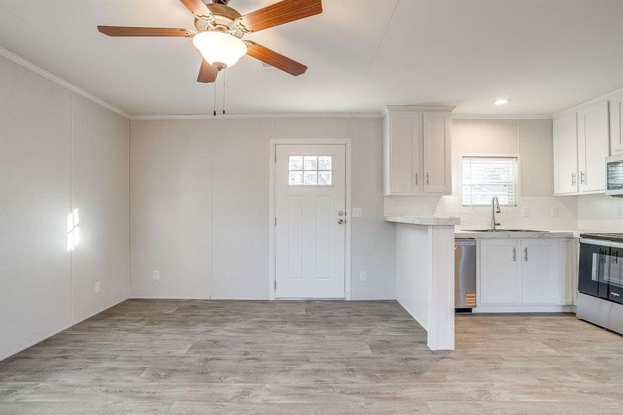 Spacious, unfurnished interior of a new home in , Alvarado (Image 11).