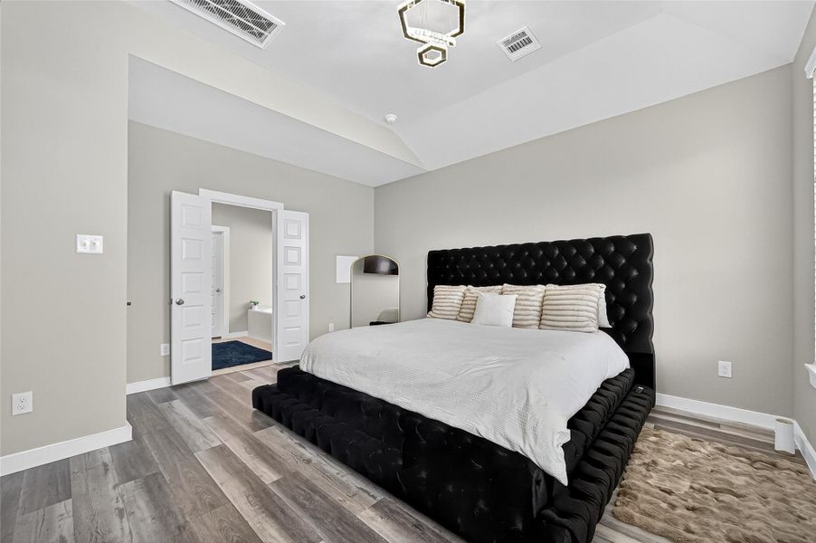 Primary Room (1st Floor) Primary Room (1st Floor)