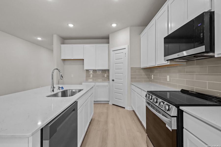 Furnished interior view inside a new home in Hiddenbrooke, Seguin (Image 11).