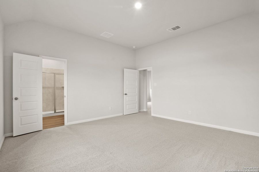 Spacious, unfurnished interior of a new home in Timber Creek, San Antonio (Image 15).