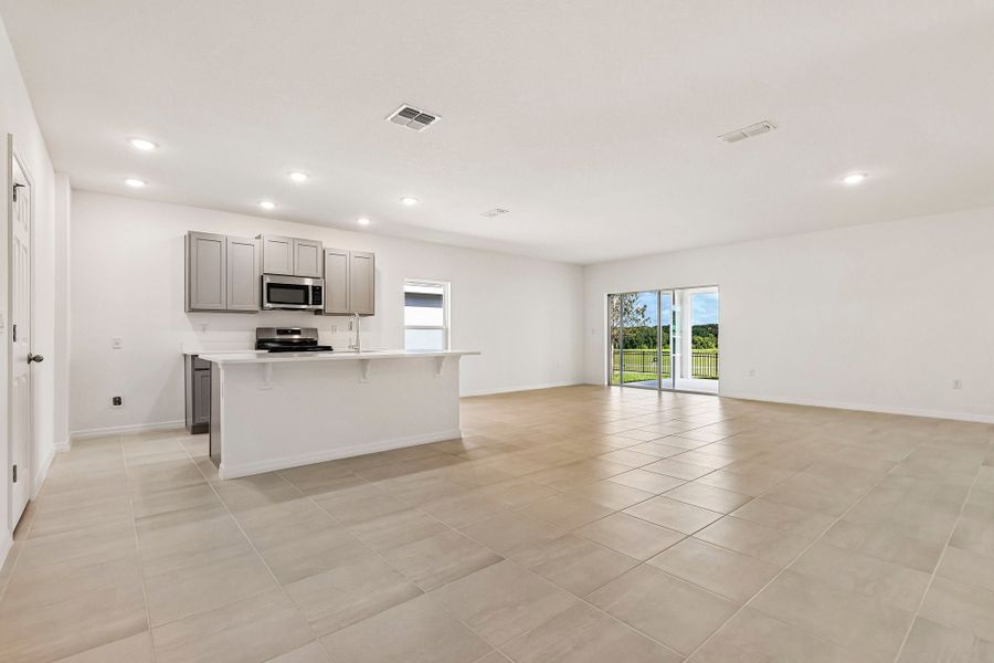 Spacious, unfurnished interior of a new home in Hodges Reserve, Howey-in-the-Hills (Image 6).