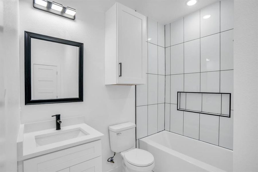 Furnished interior view inside a new home in , Waxahachie (Image 10).