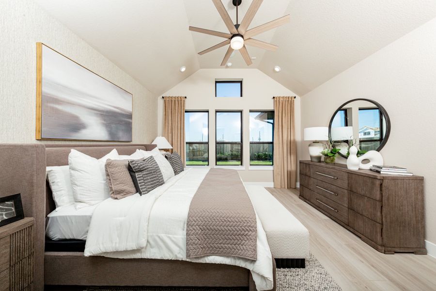 Representative furnished interior of a home built from the Summerfield by Beazer Homes in Amira: Heritage Collection, Tomball (Image 6).