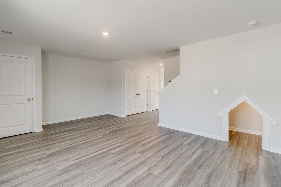 Spacious, unfurnished interior of a new home in Astoria, Columbia (Image 15).