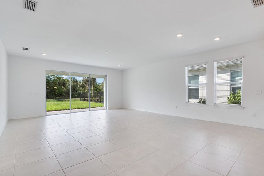 Spacious, unfurnished interior of a new home in Palms at Coasterra, Palmetto (Image 12).