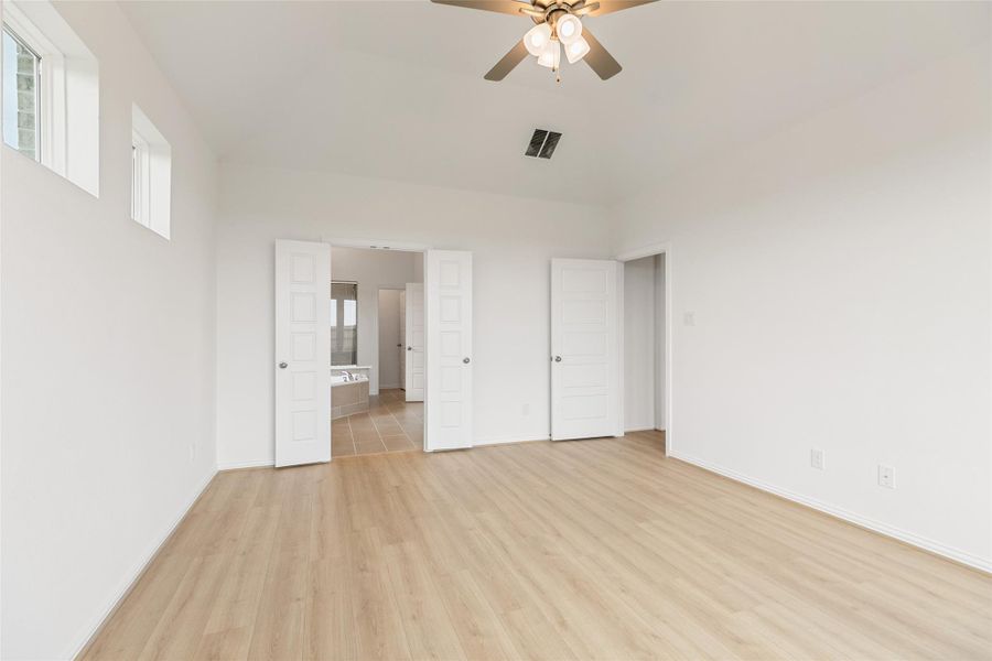 Spacious, unfurnished interior of a new home in Creekhaven, Iowa Colony (Image 39). Spacious, unfurnished interior of a new home in Creekhaven, Iowa Colony (Image 39).