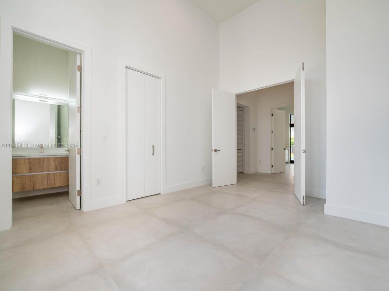 Spacious, unfurnished interior of a new home in , Miami (Image 41).