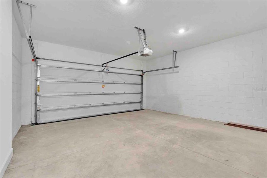 Spacious, unfurnished interior of a new home in Cresswind at Lake Harris, Tavares (Image 38).