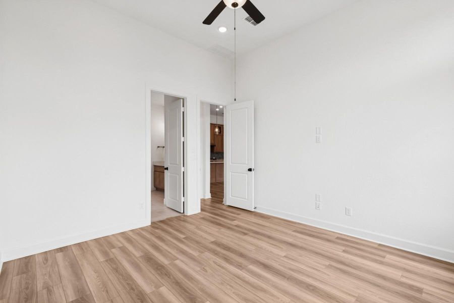 Spacious, unfurnished interior of a new home in Harvest Green 45', Richmond (Image 10).