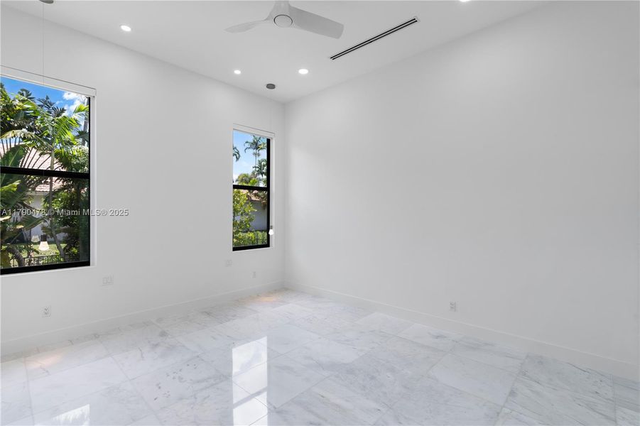 Spacious, unfurnished interior of a new home in , Plantation (Image 19).
