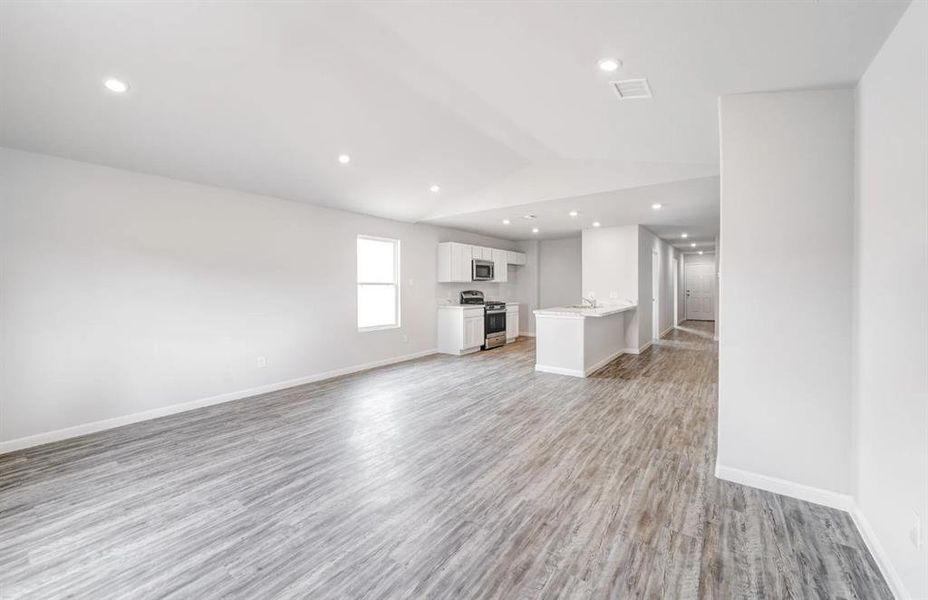 Spacious, unfurnished interior of a new home in Treaty Oak, Granbury (Image 11).