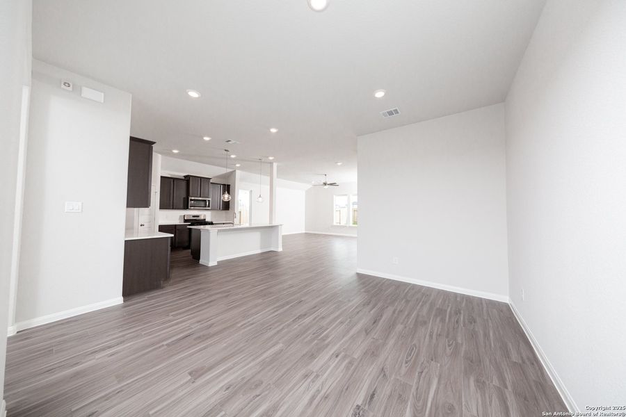Spacious, unfurnished interior of a new home in Cinco Lakes, San Antonio (Image 10).