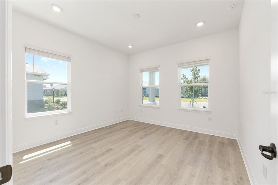 Spacious, unfurnished interior of a new home in , Ocala (Image 33).