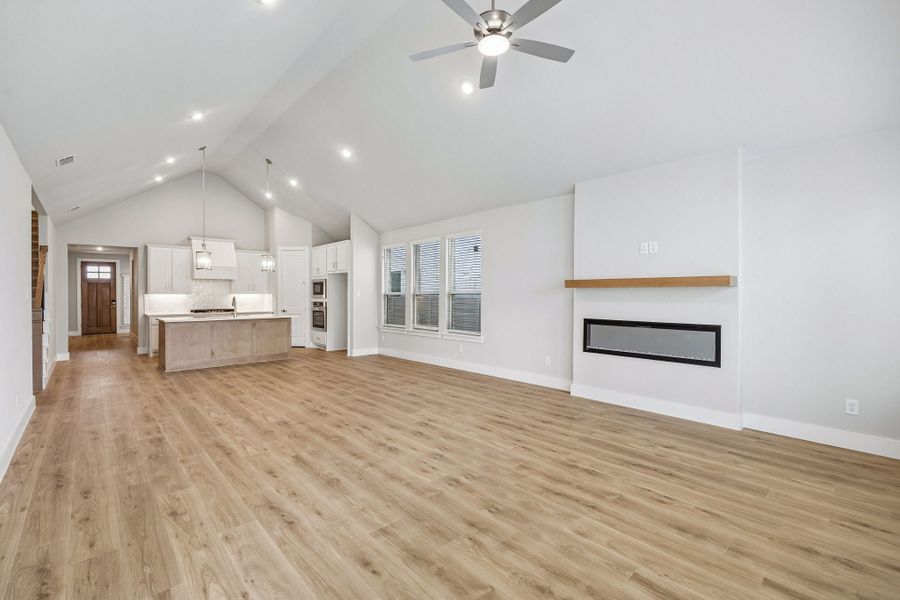 Spacious, unfurnished interior of a new home in Painted Tree Woodland West, McKinney (Image 14).