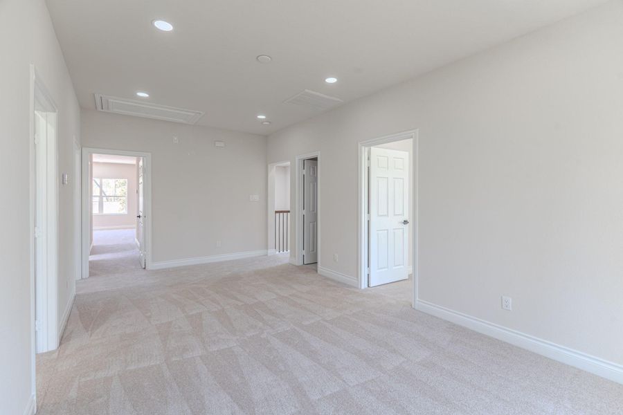 Spacious, unfurnished interior of a new home in , Houston (Image 16).