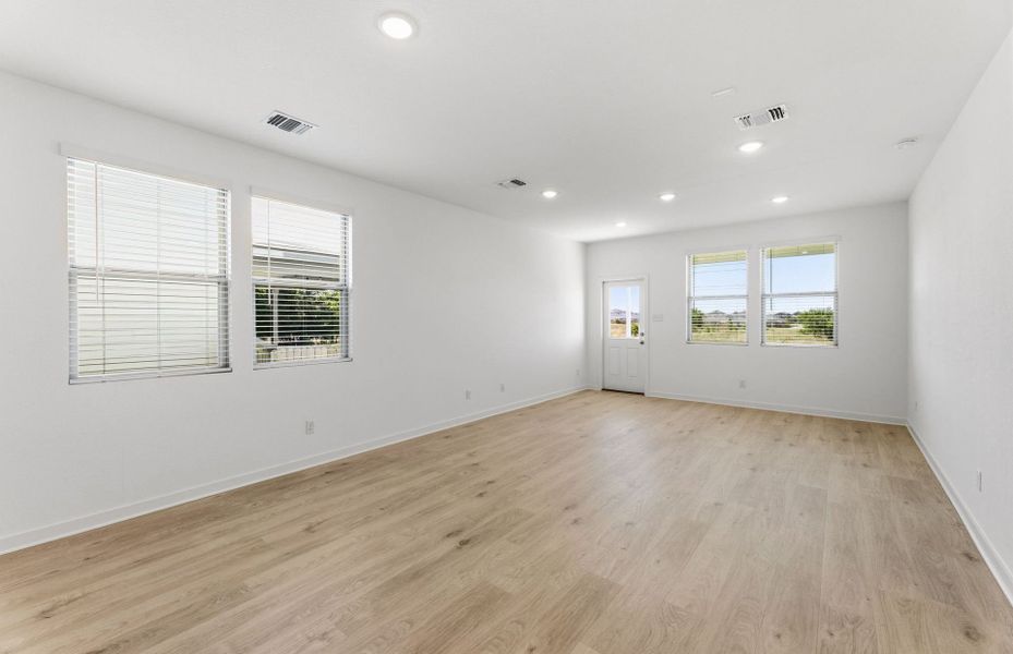 Spacious, unfurnished interior of a new home in Sonterra, Jarrell (Image 18).