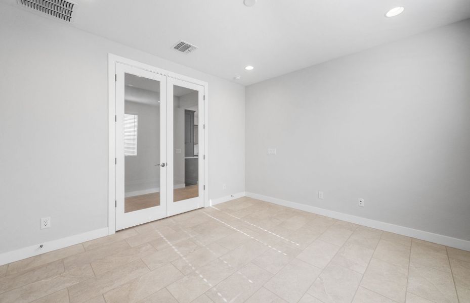 Spacious, unfurnished interior of a new home in Sun City Anthem at Merrill Ranch, Florence (Image 21).