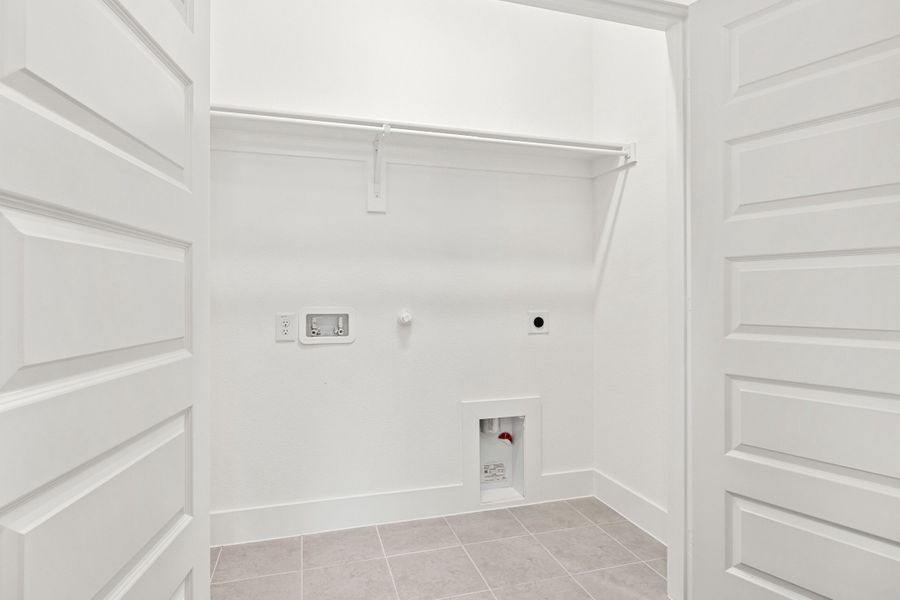 Spacious, unfurnished interior of a new home in Cottonwood Creek, Rowlett (Image 40).