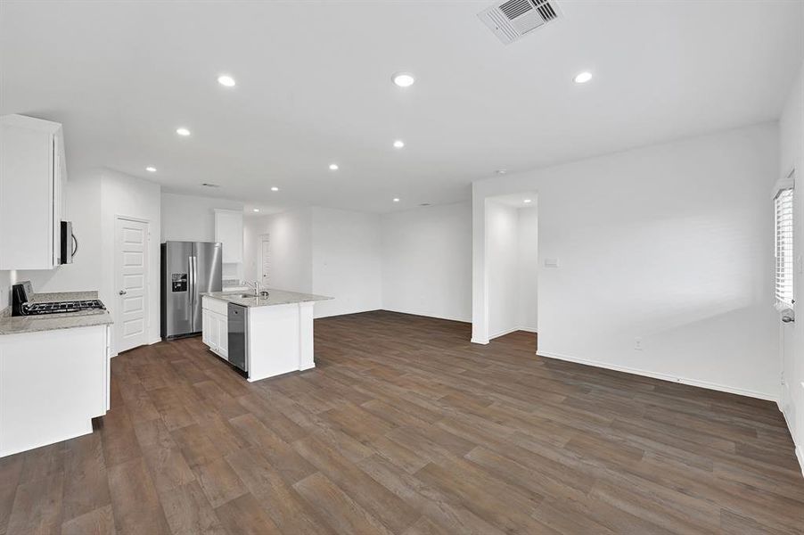 The open layout seamlessly integrates the living, dining, and kitchen areas, creating a more spacious feel while making it easy for family members to move around and communicate.