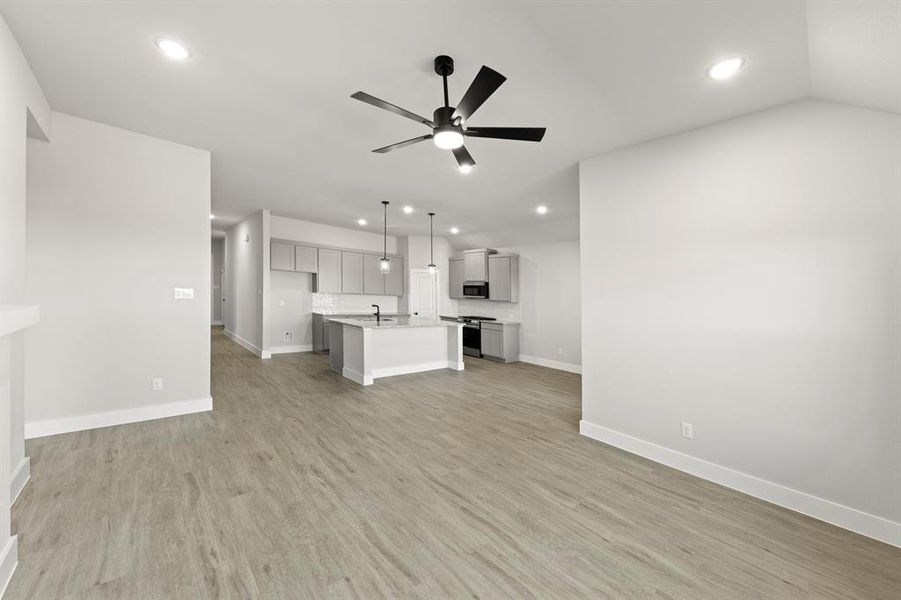 16. 2360 Bell - Family (3)