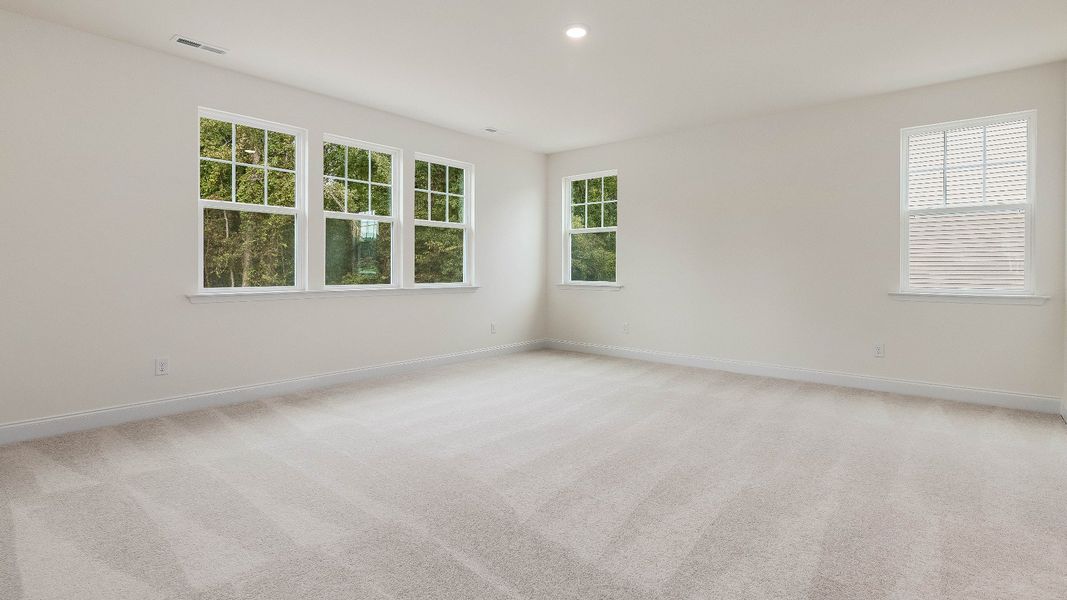 Stonehaven home plan primary bedroom/suite with lots of windows, walk-in closet and en suite bathroom Stonehaven home plan primary bedroom/suite with lots of windows, walk-in closet and en suite bathroom