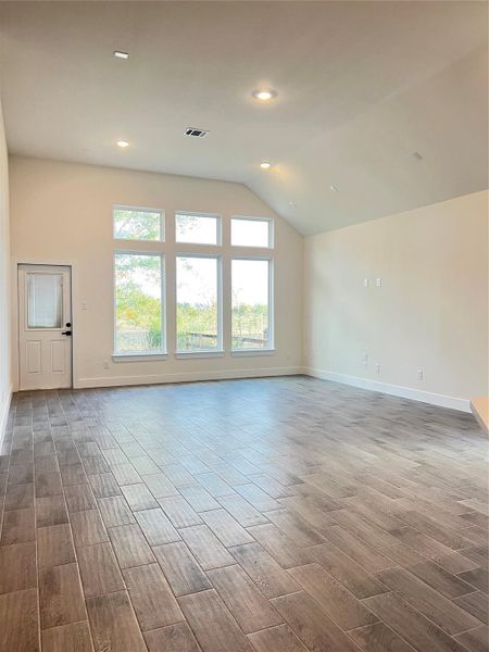 Spacious, unfurnished interior of a new home in , Rosharon (Image 37).