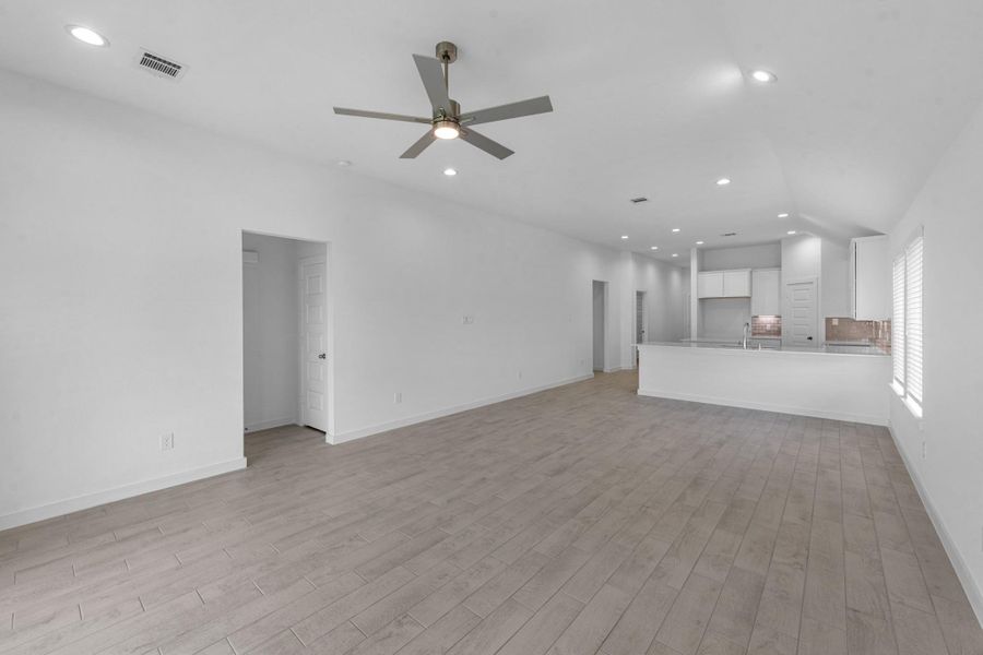 Spacious, unfurnished interior of a new home in Grand Mason Crossing, Katy (Image 13). Spacious, unfurnished interior of a new home in Grand Mason Crossing, Katy (Image 13).