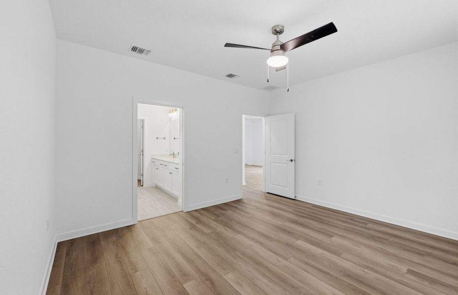 Spacious, unfurnished interior of a new home in Sun City Texas, Georgetown (Image 36).