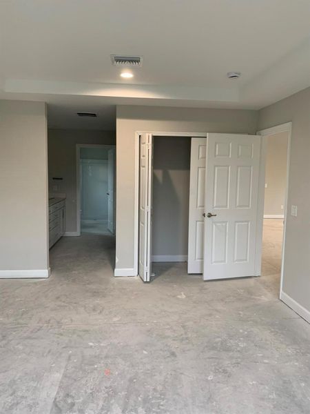 Spacious, unfurnished interior of a new home in , Port St. Lucie (Image 9).