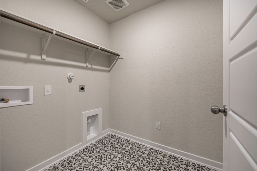 Spacious, unfurnished interior of a new home in Briarwood, Elgin (Image 25).