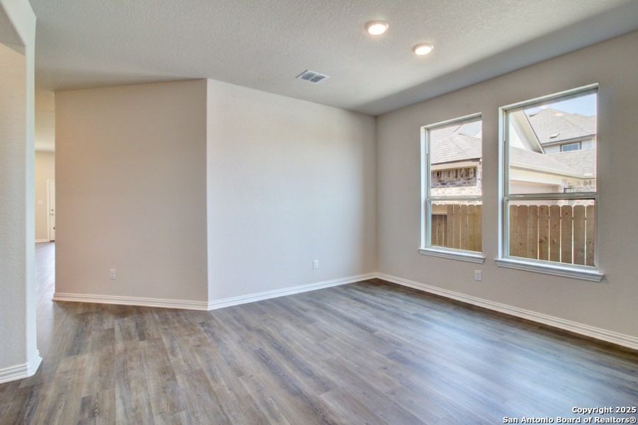 Spacious, unfurnished interior of a new home in Stream Waters, Seguin (Image 17).
