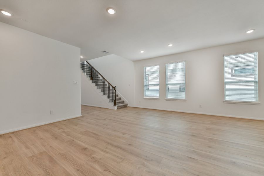 Spacious, unfurnished interior of a new home in Anderson Lake, Houston (Image 4).